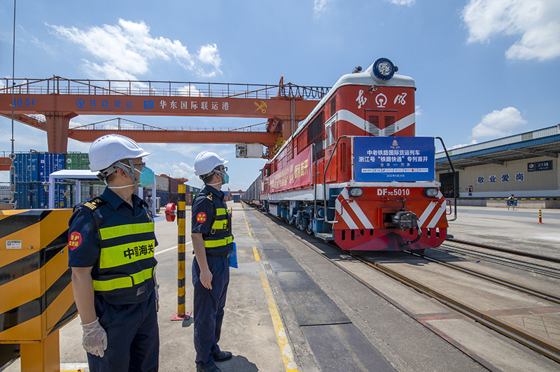 2022年6月29日，浙江金華，中老鐵路國際貨運列車浙江號“鐵路快通”首趟專列經(jīng)海關(guān)監(jiān)管后，從浙江省鐵路金華南站鳴笛啟程，經(jīng)磨憨口岸駛向老撾萬象。