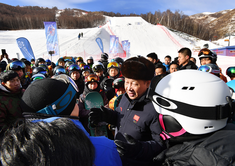 2017年1月23日，習(xí)近平總書記在云頂滑雪場同正在集訓(xùn)的國家滑雪隊(duì)運(yùn)動(dòng)員及滑雪愛好者親切交談。