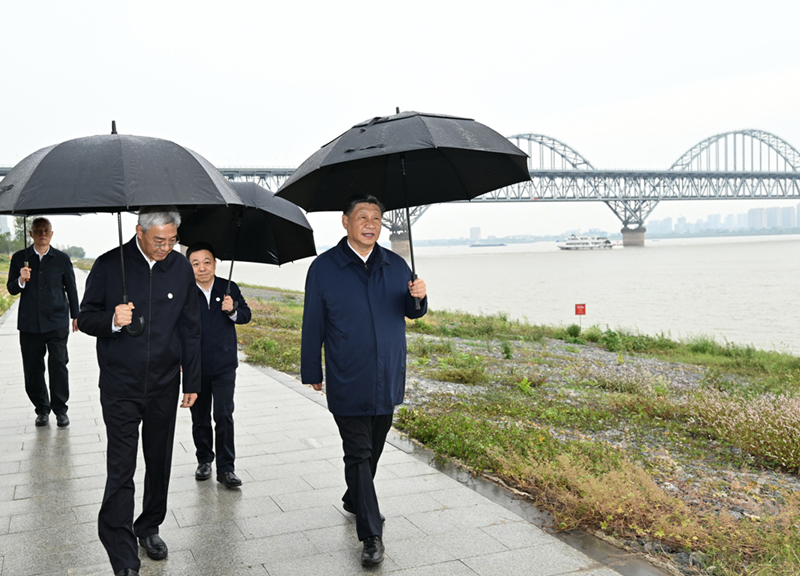 2023年10月10日，習(xí)近平在長江國家文化公園九江城區(qū)段考察時，冒雨沿江堤步行察看沿岸風(fēng)貌。