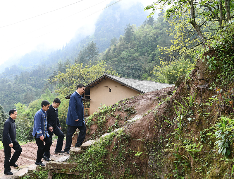 2019年4月15日，在石柱土家族自治縣中益鄉(xiāng)華溪村，習近平總書記踏著濕滑的石階登上陡坡，前往貧困戶譚登周家看望。