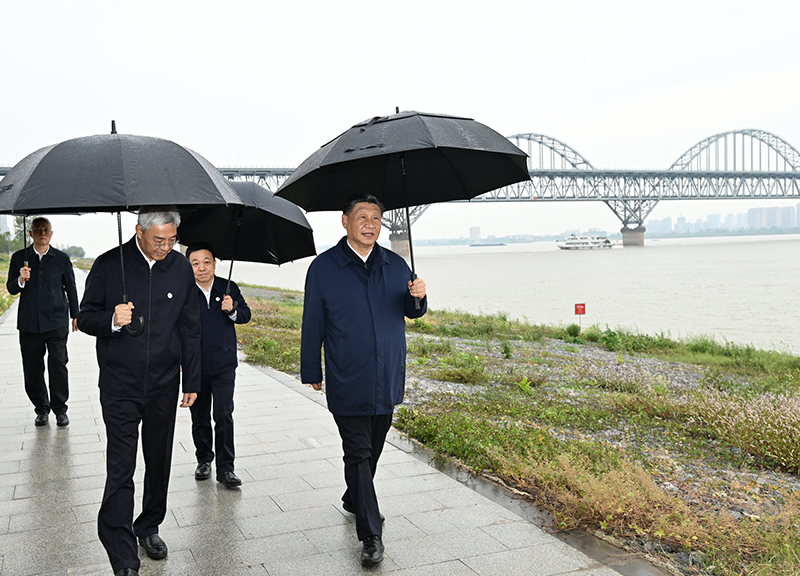 2023年10月10日，習近平總書記在江西省九江市長江國家文化公園九江城區(qū)段考察時，冒雨沿江堤步行察看沿岸風貌。