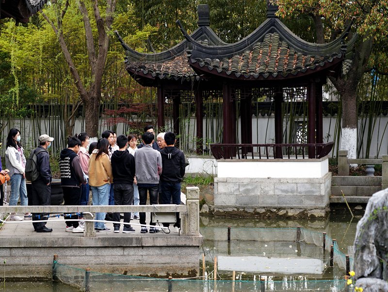 2021年3月30日，在上海交通大學(xué)南蘇園的“微型洱海”旁，孔海南教授為學(xué)生們打造“沉浸式”思政課。