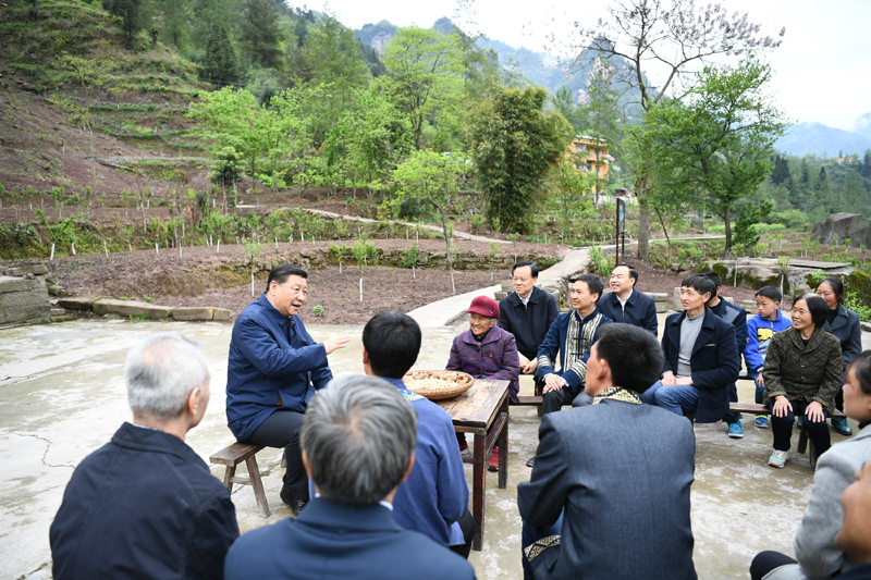 2019年4月15日至17日，中共中央總書記、國家主席、中央軍委主席習近平在重慶考察，并主持召開解決“兩不愁三保障”突出問題座談會。這是4月15日下午，習近平在石柱土家族自治縣中益鄉(xiāng)華溪村同村民代表、基層干部、扶貧干部、鄉(xiāng)村醫(yī)生等圍坐在一起，共話脫貧攻堅。新華社記者 謝環(huán)馳 攝