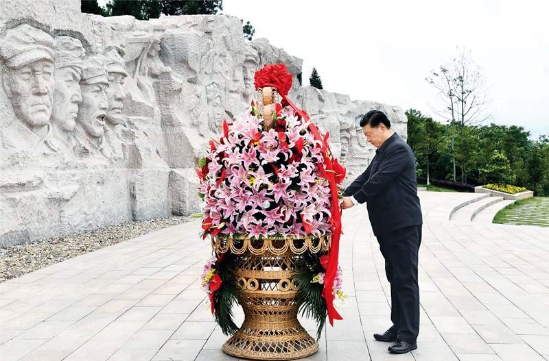 2021年4月25日至27日，中共中央總書(shū)記、國(guó)家主席、中央軍委主席習(xí)近平在廣西考察。這是25日上午，習(xí)近平在位于桂林市全州縣的紅軍長(zhǎng)征湘江戰(zhàn)役紀(jì)念園，向湘江戰(zhàn)役紅軍烈士敬獻(xiàn)花籃。 新華社記者 謝環(huán)馳/攝